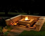 Feuerstelle im Garten bei Nacht